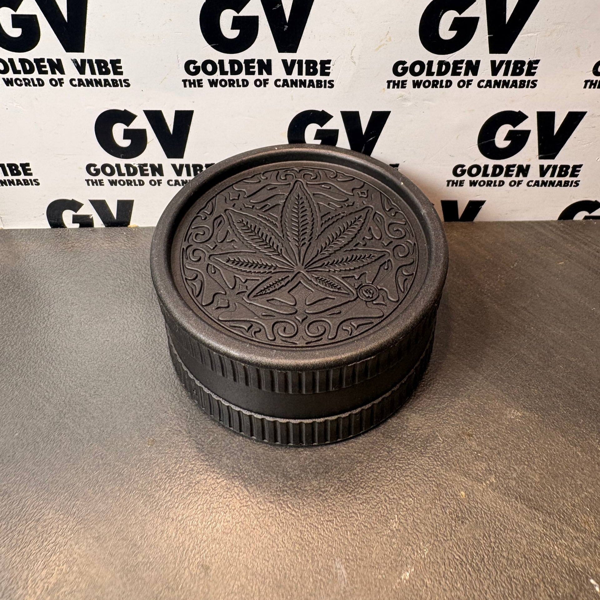 Image of GRINDER FIRE-FLOW HEMP 420 TRANCE LEAF 55MM