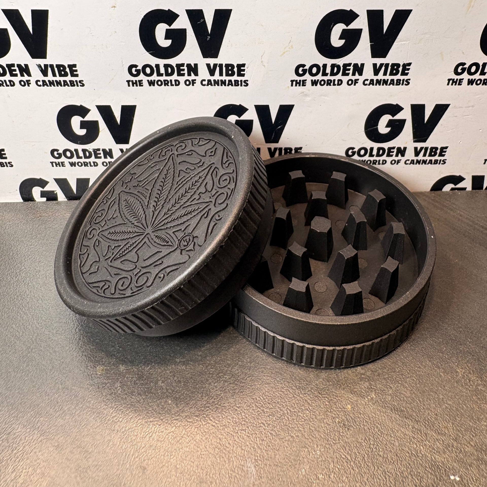 Image of GRINDER FIRE-FLOW HEMP 420 TRANCE LEAF 55MM