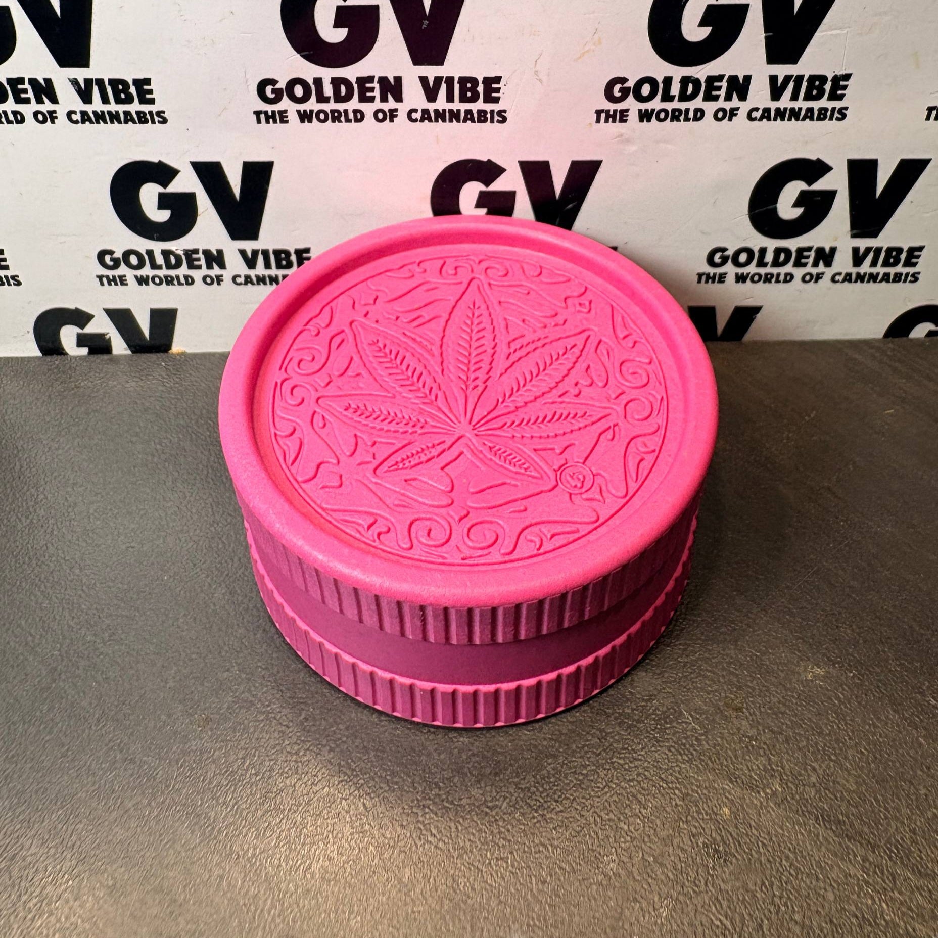 Image of GRINDER FIRE-FLOW HEMP 420 TRANCE LEAF 55MM