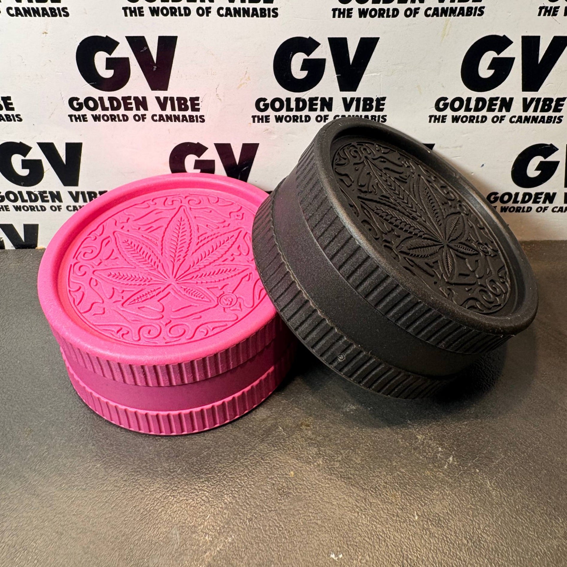 Image of GRINDER FIRE-FLOW HEMP 420 TRANCE LEAF 55MM