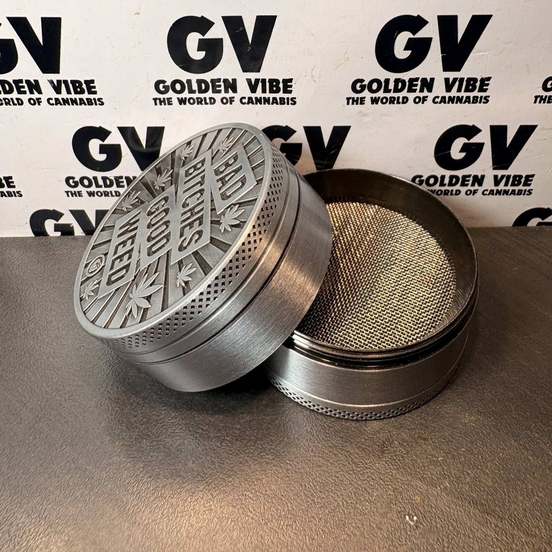 Image of GRINDER METAL FIREFLOW BAD BITCHES LEAF 50MM