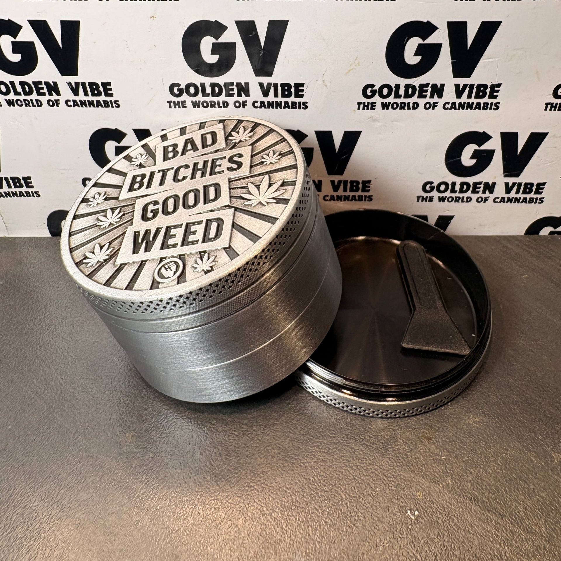 Image of GRINDER METAL FIREFLOW BAD BITCHES LEAF 50MM