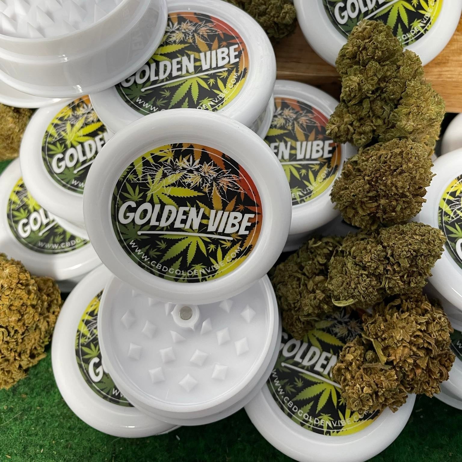 Image of GRINDER ACRY WHITE GOLDEN VIBE 60MM - 3 PARTIES